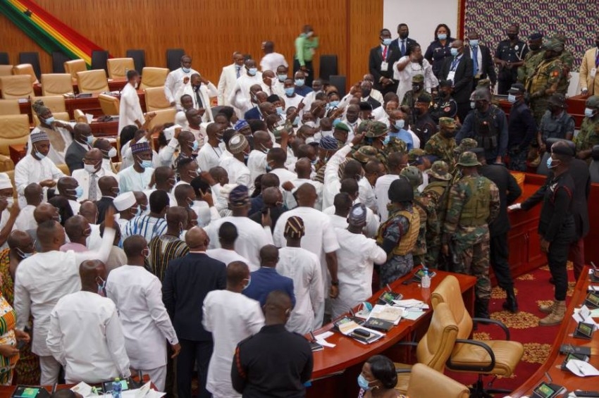 غانا: قوة من الجيش تقتحم البرلمان لاحتواء مصادمات بين نواب