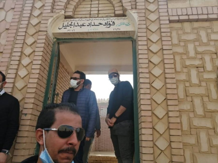 بالصور.. بيومي فؤاد يُشيع جنازة والده