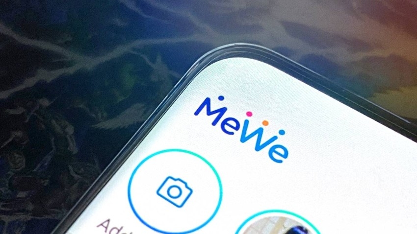 (بعد واتساب) تطبيق MeWe المنافس الشرس لفيسبوك.. هل الرموز الافتراضية تتهاوى؟