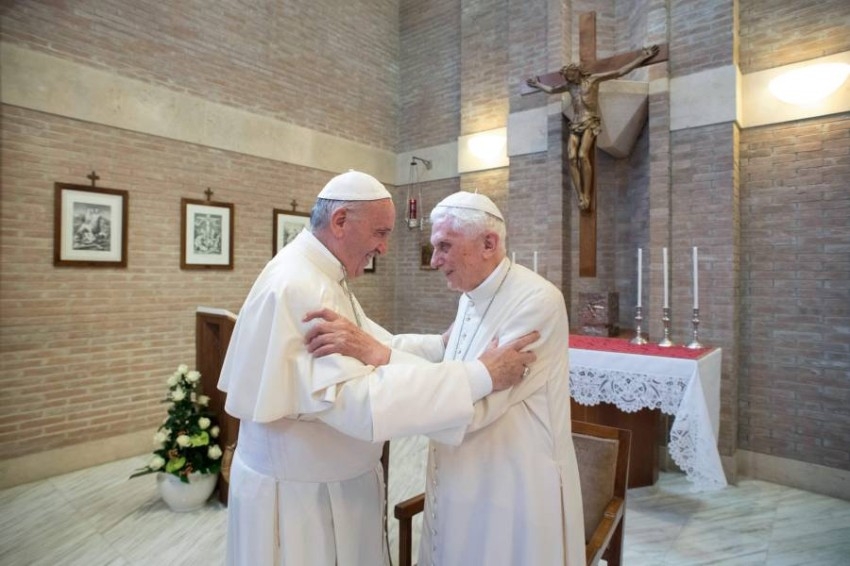 بابا الفاتيكان فرنسيس والبابا المتقاعد بنديكت يتلقيان لقاح كورونا