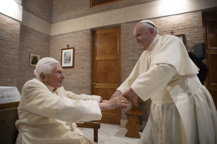 بابا الفاتيكان فرنسيس والبابا المتقاعد بنديكت يتلقيان لقاح كورونا