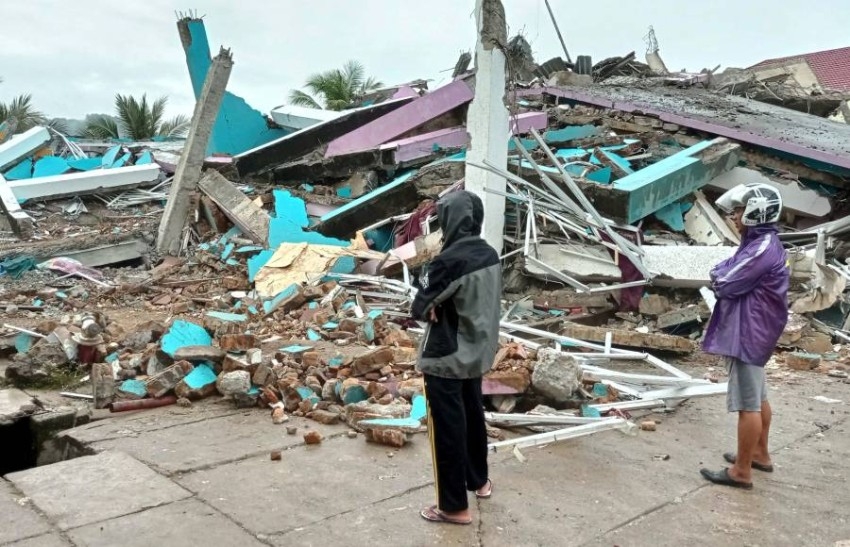 بالصور.. دمار واسع النطاق بسبب زلزال في إندونيسيا