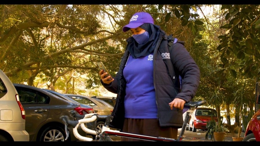 «كورونا» يمنح شيماء مبروك فرصة عمل على دراجة هوائية