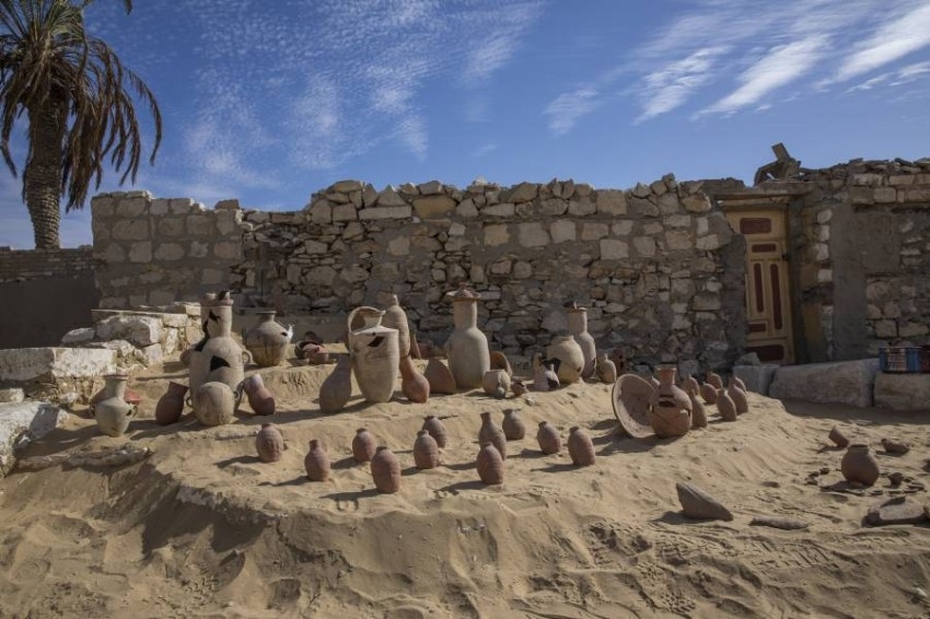 بينها معبد جنائزي و50 تابوتاً خشبياً.. مصر تزيح الستار عن اكتشافات قرب الأهرامات