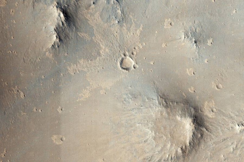 ناسا تدرّب الذكاء الاصطناعي على اكتشاف الحفر الجديدة على المريخ