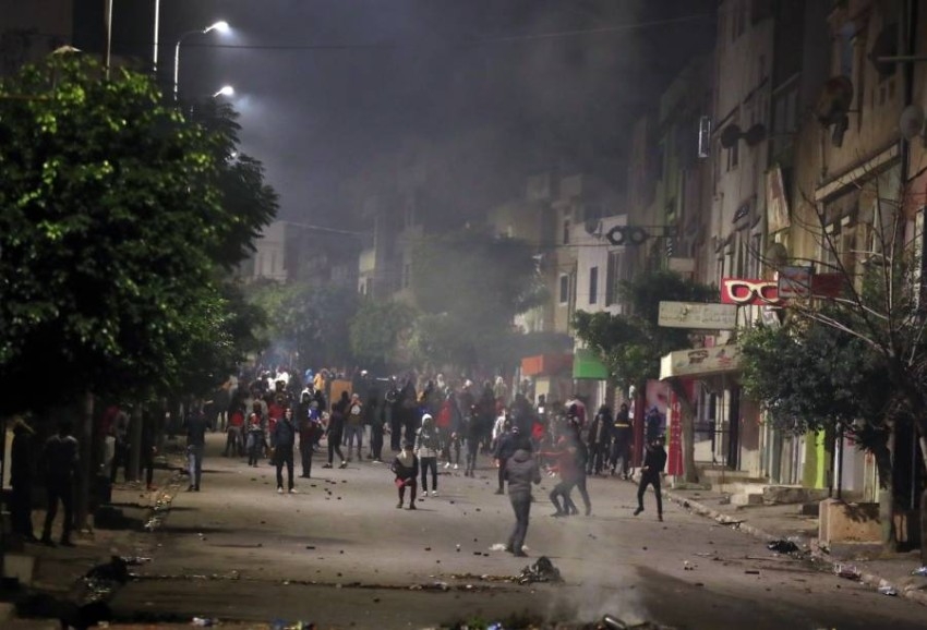 محتجون بتونس يرددون «الشعب يريد إسقاط النظام» والمواجهات الليلية مستمرة