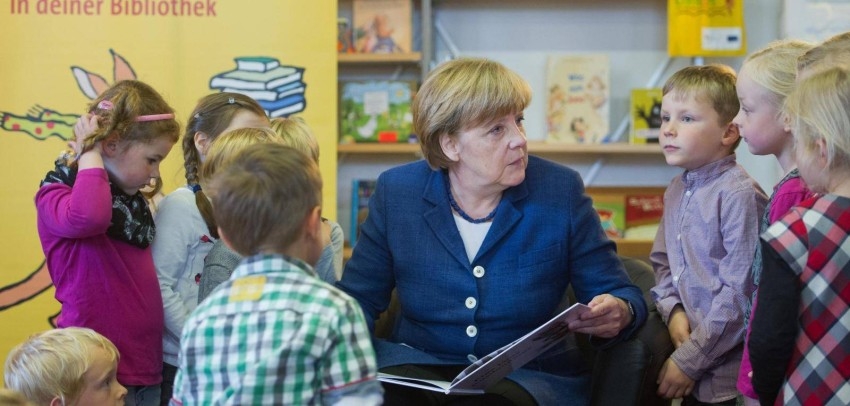 «ميركل تعذّب الاطفال».. نيران تويتر تلاحق مستشارة ألمانيا قبل الرحيل