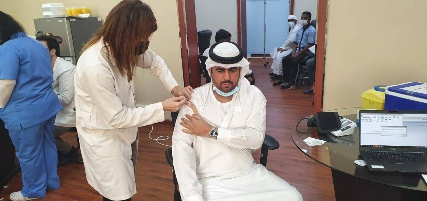 انطلاق حملة التطعيم ضد كورونا بدار القضاء في الشارقة