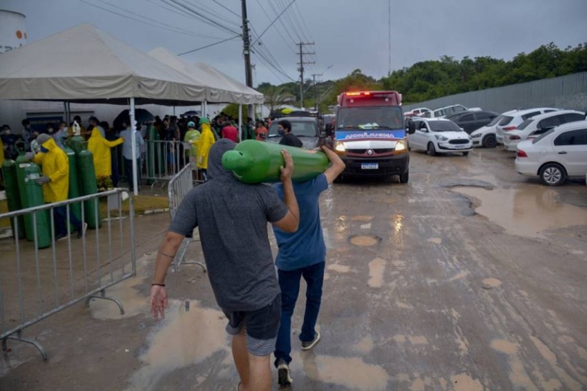 البرازيل.. سكان «ماناوس» يتهافتون لشراء الأكسجين مع غرق البلاد في فوضى الوباء