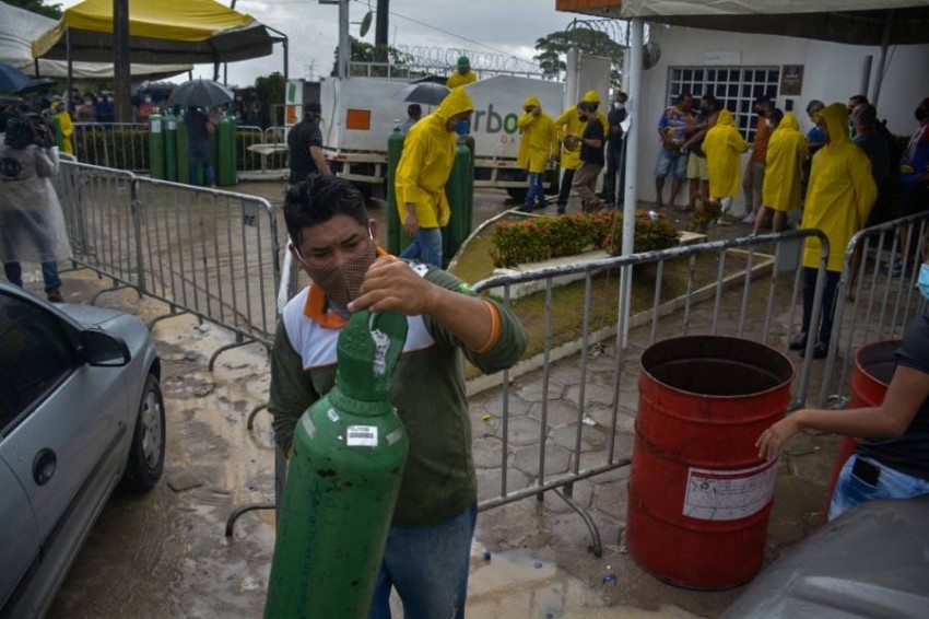 البرازيل.. سكان «ماناوس» يتهافتون لشراء الأكسجين مع غرق البلاد في فوضى الوباء