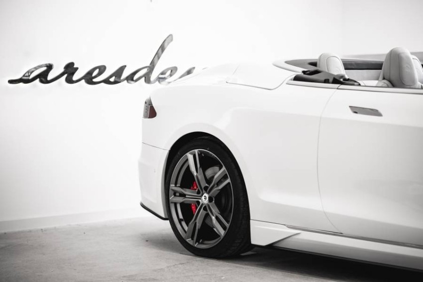 بالصور.. تعديل مذهل يجعل تيسلا Model S سيارة مكشوفة بزوج من الأبواب