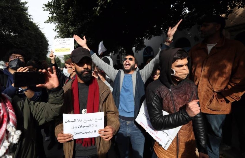 تونس في مفترق طرق.. انسداد سياسي واحتجاجات والوباء يحصد الأرواح