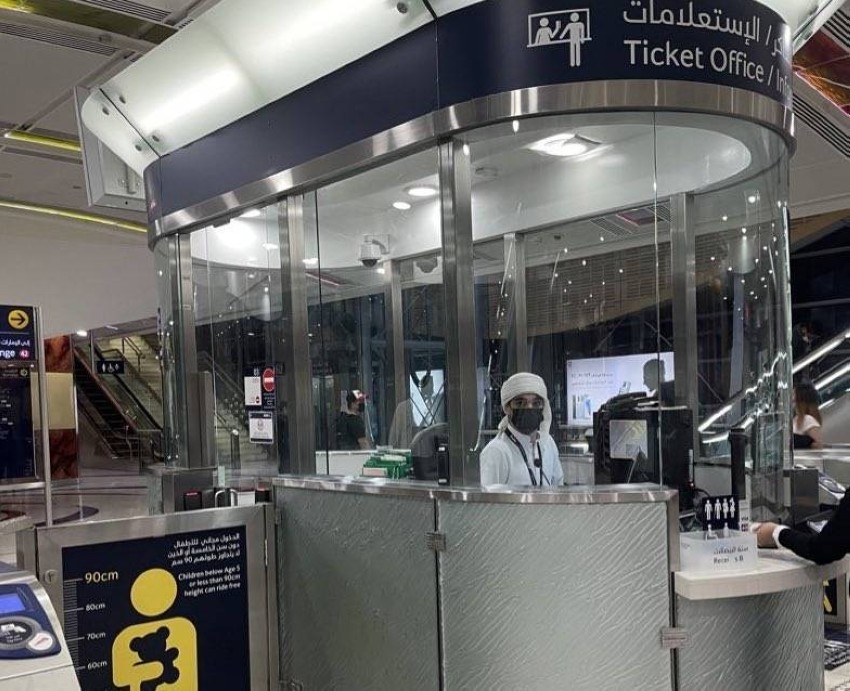 محمد بن راشد يشيد بموظف في مترو دبي