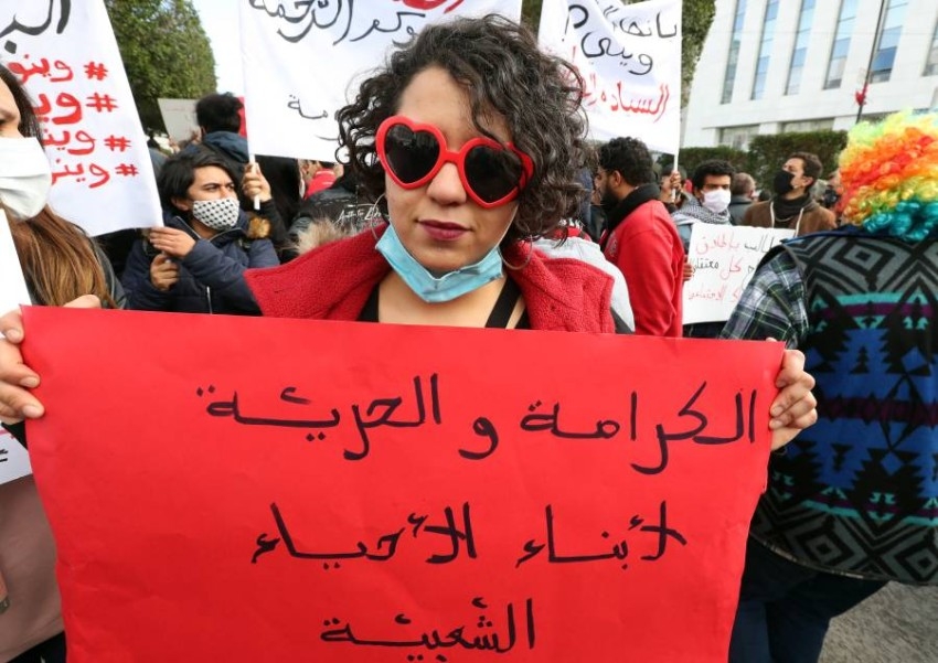 مئات التونسيين يتظاهرون بالعاصمة في تصعيد للاحتجاجات ضد الحكومة