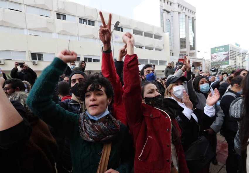 مئات التونسيين يتظاهرون بالعاصمة في تصعيد للاحتجاجات ضد الحكومة
