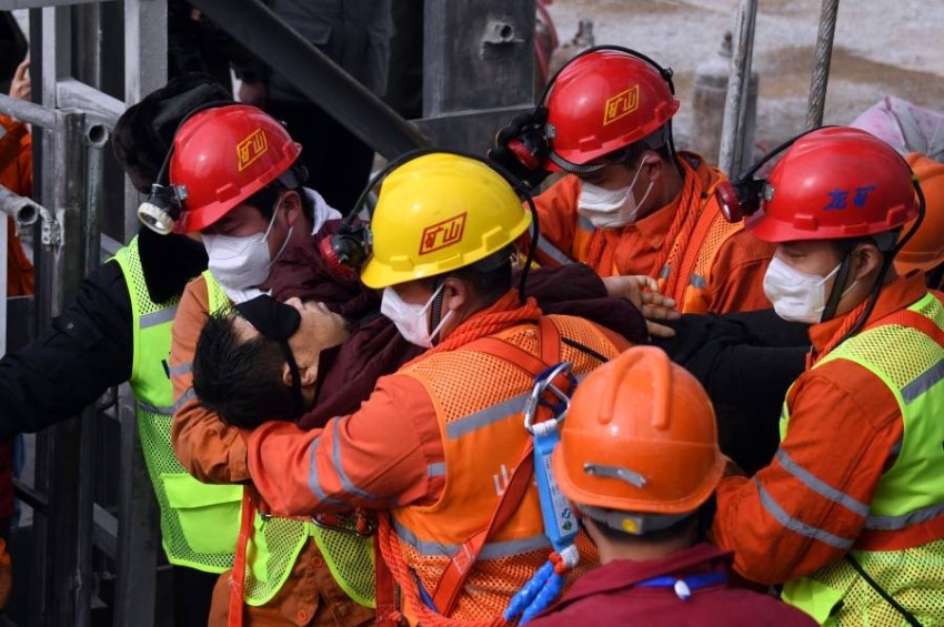إنقاذ 11 عاملاً احتُجزوا بعد انفجار في منجم ذهب بالصين