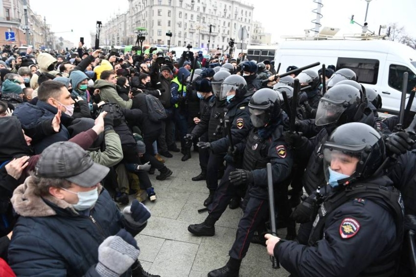 فرنسا تدين اعتقال روسيا للمتظاهرين