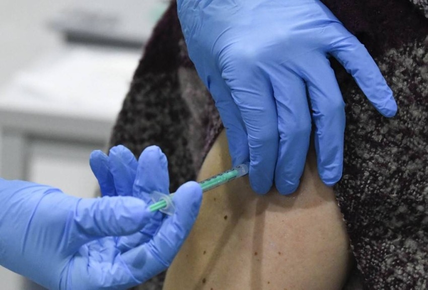 الإمارات الأولى عربياً والثانية عالمياً في توزيع اللقاحات ضد كورونا