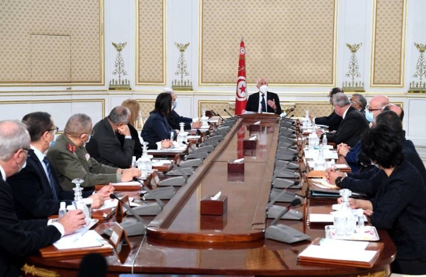 الرئيس التونسي ينتقد تجاوز المشيشي للدستور في التعديل الوزاري