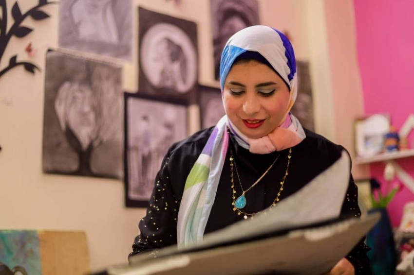 شيماء فتاة مصرية تتعلم الرسم وفاءً لذكرى والدها