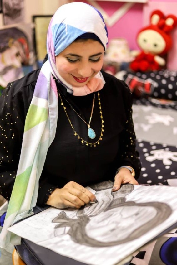 شيماء فتاة مصرية تتعلم الرسم وفاءً لذكرى والدها