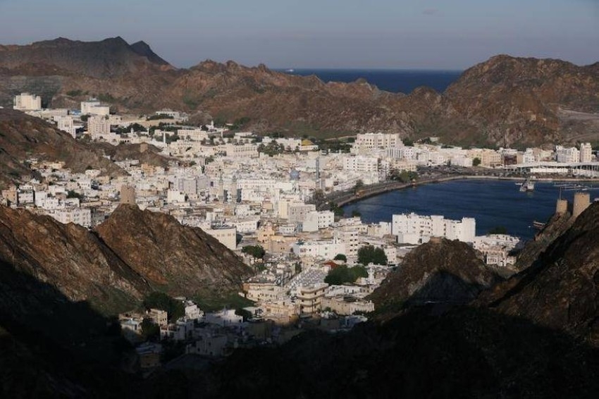 عمان تمنع الفعاليات التي تتضمن تجمعات وتؤجل عودة الدراسة