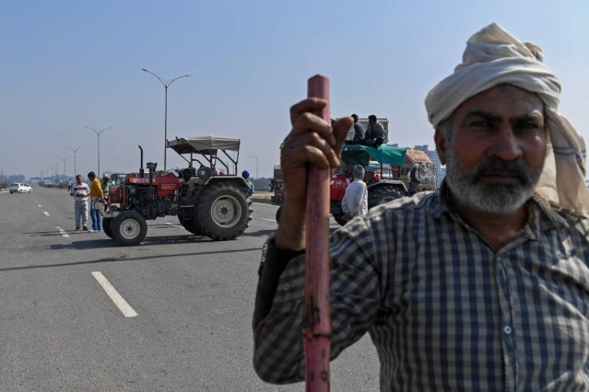 جرارات وشاحنات تغلق طرق الهند مع اتساع رقعة احتجاجات المزارعين