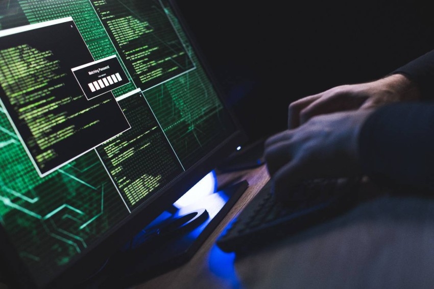 شرطة أبوظبي تطلق «خلك حذر» للتوعية بالجرائم الإلكترونية