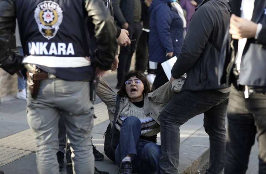 تركيا.. العشرات في قبضة الأمن والآلاف قيد المراقبة بسبب «التواصل»