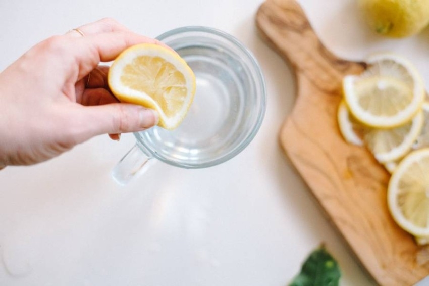5 أسباب تدفعك لبدء يومك بمشروب الماء والليمون في الصباح