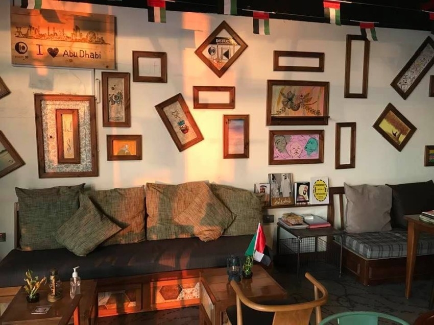 «ديستريكت 10» مقهى بنكهة الإبداع والثقافة