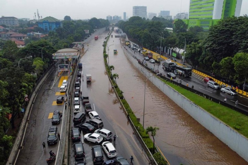 الفيضانات تشل عاصمة إندونيسيا