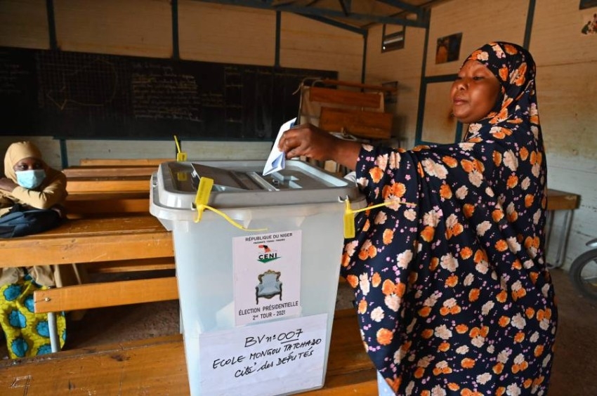 الناخبون في النيجر يختارون رئيساً جديداً