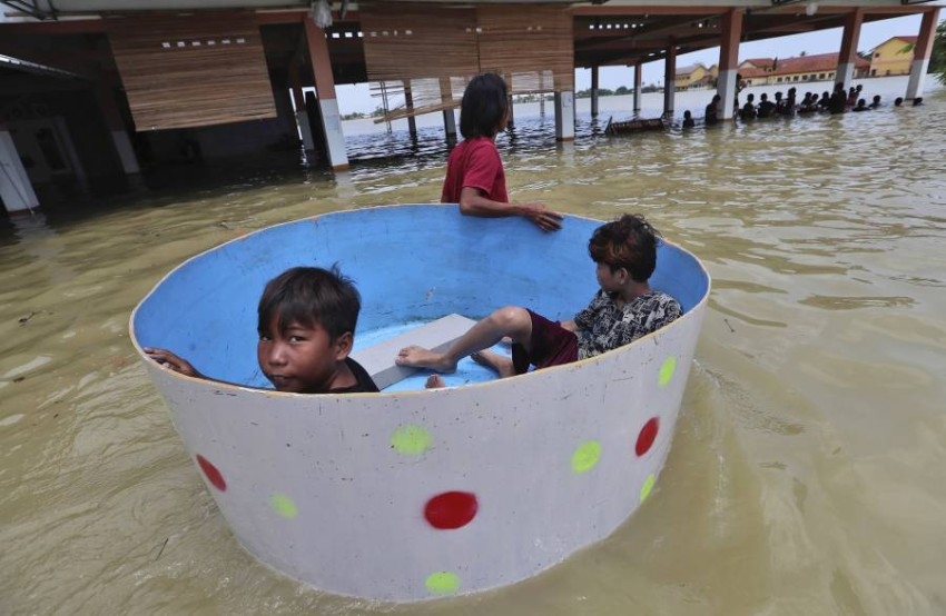 إجلاء آلاف الإندونيسيين وسط فيضانات بجزيرة جاوة الغربية