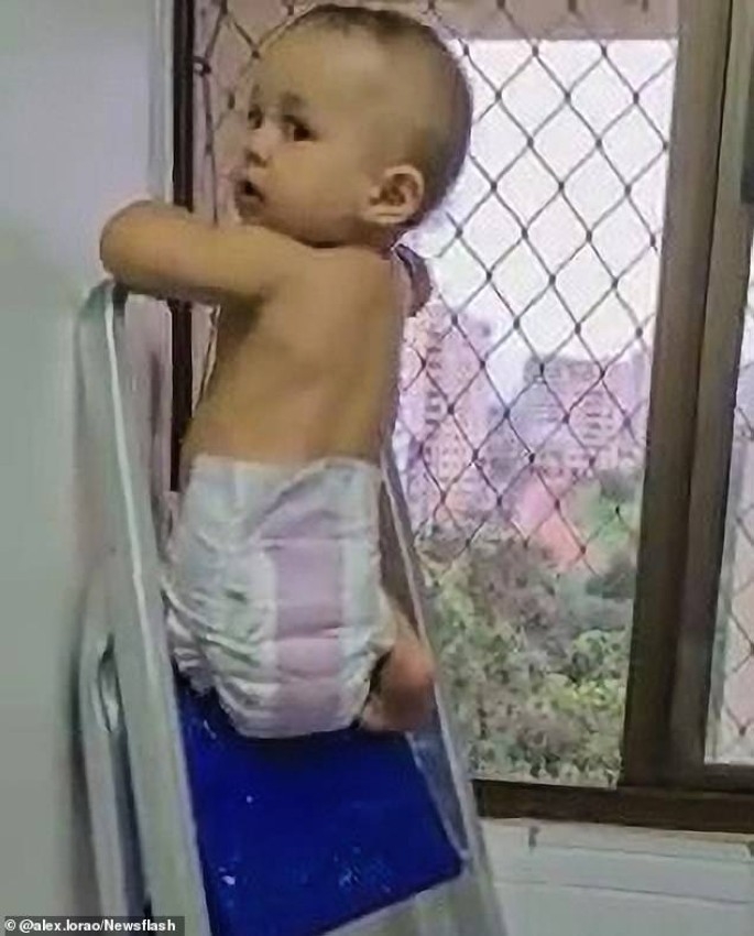 بالصور.. طفلة 11 شهراً تتسلق السلم لتصل إلى النافذة