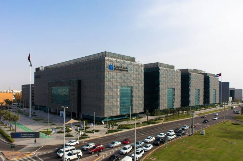 جامعة خليفة تدرس العلوم البيولوجية لفيروس كوفيد-19