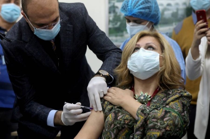 وزير الصحة يشعل غضب اللبنانيين بسبب تخطي الدور في «تطعيم كوفيد»