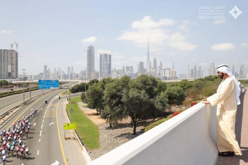 محمد بن راشد يشهد جانباً من منافسات «طواف الإمارات للدراجات الهوائية»