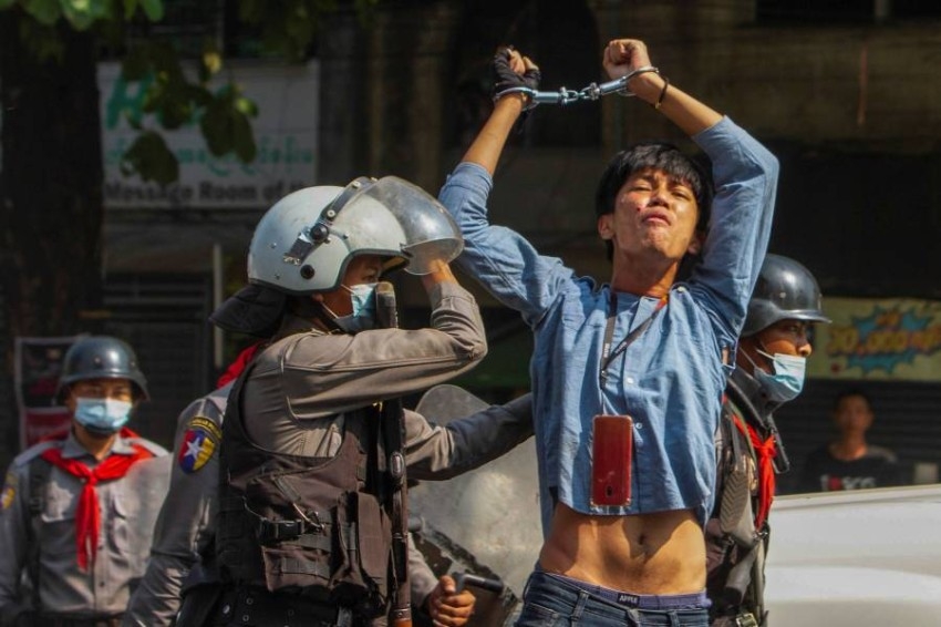 الشرطة تتصدي للمتظاهرين في يانجون كبرى مدن ميانمار