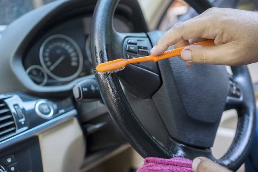 تنظيف السيارات بفرش الأسنان عقوبة مراهقين في إنجلترا