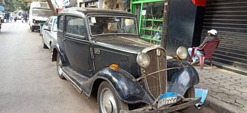 «بليلة».. سيارة عتيقة لم تبرح وسط القاهرة منذ 30 عاماً