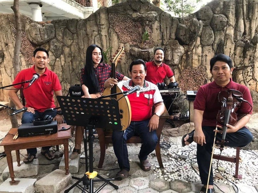 «الكورونا».. فرقة إندونيسية تطرب جمهورها في قلب جاكرتا بالعربية