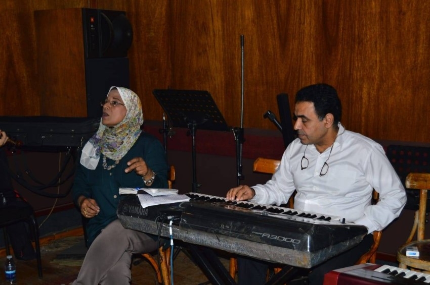 إيمان جنيدي.. أول امرأة تقود فرقة موسيقية في صعيد مصر