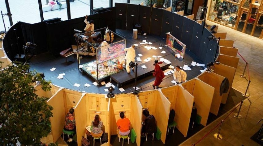 مسرح ياباني يستلهم من فتحة صندوق بريد فكرة لتقديم عروضه الحية