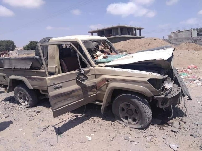 اليمن.. قتيلان وجرحى في انفجار استهدف موكباً عسكرياً في عدن