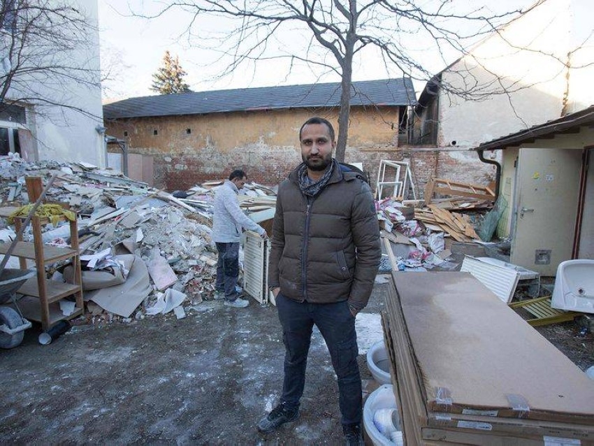 لاجئ يشتري منزلاً احتضنه لدى وصوله أوروبا.. ويخصصه للمهاجرين
