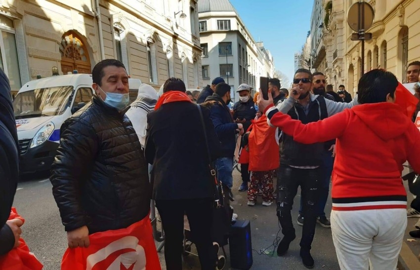 حائرين بين القنصلية والداخلية.. تونسيون يحتجون في باريس للمطالبة بـ«جوازات سفر»