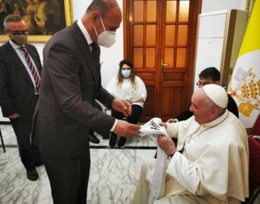 إهداء قميص المنتخب العراقي إلى بابا الفاتيكان