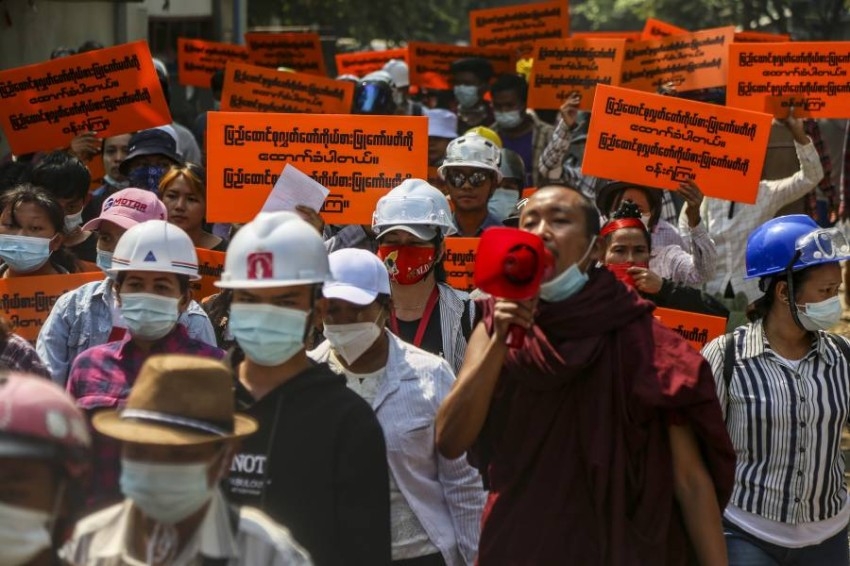 أحد أكبر أيام الاحتجاج منذ الانقلاب العسكري: مئات الآلاف يتظاهرون في ميانمار