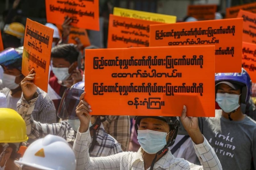أحد أكبر أيام الاحتجاج منذ الانقلاب العسكري: مئات الآلاف يتظاهرون في ميانمار
